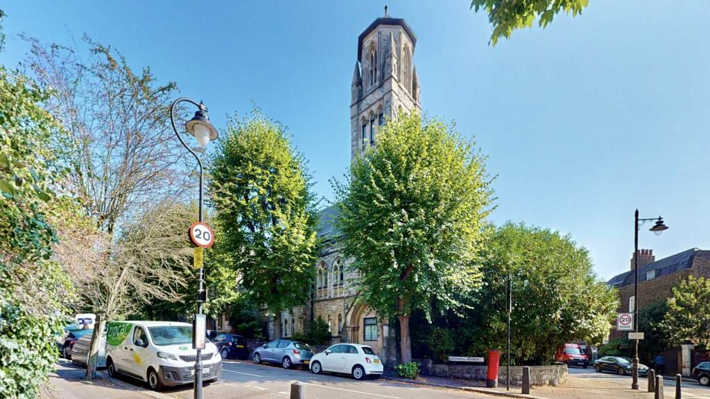 2 bedroom apartment for sale in Cromwell Avenue, Highgate, N6