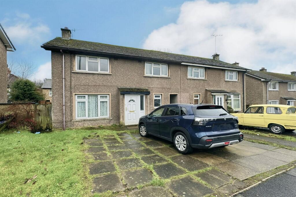 3 bedroom semidetached house for sale in Queens Drive, Glossop, SK13