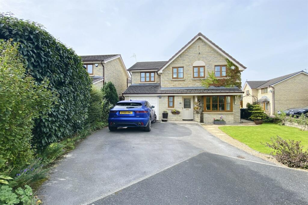 4 bedroom detached house for sale in Valemount, Hadfield, Glossop, SK13