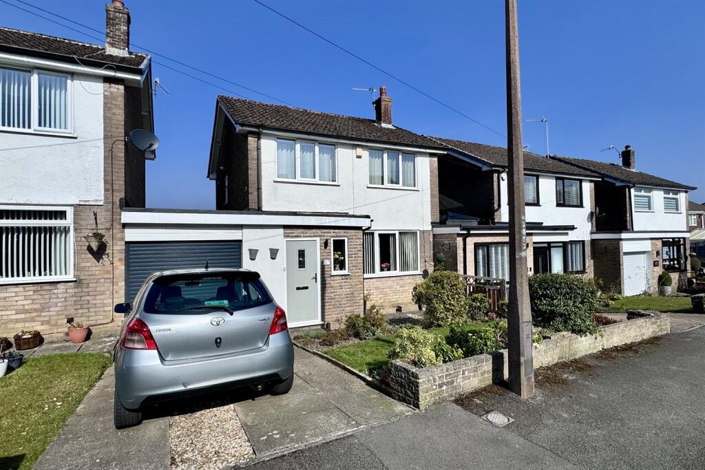 Main image of property: Tarnside Fold, Glossop