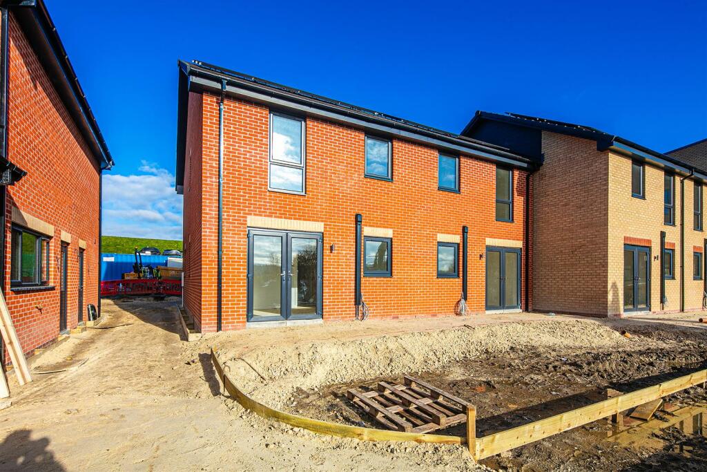 3 bedroom terraced house for sale in Top Field View, Off Sevenfields