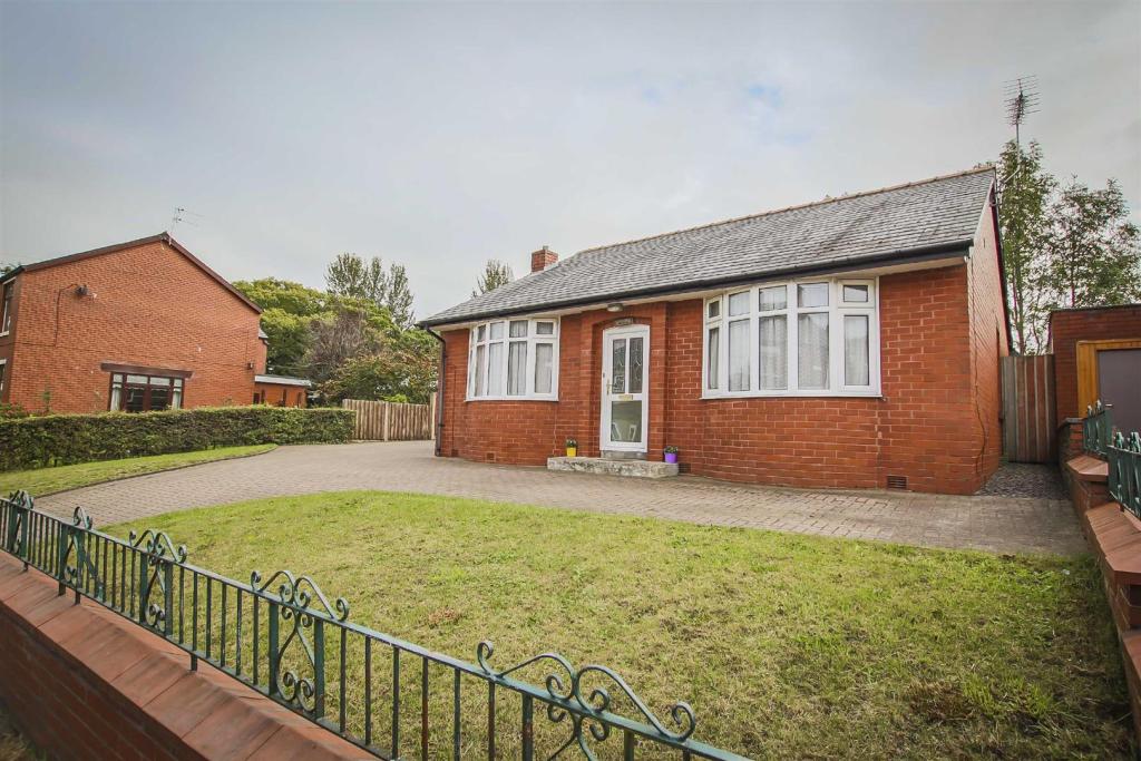 3 bedroom detached bungalow for sale in Blackburn Road, Higher Wheelton