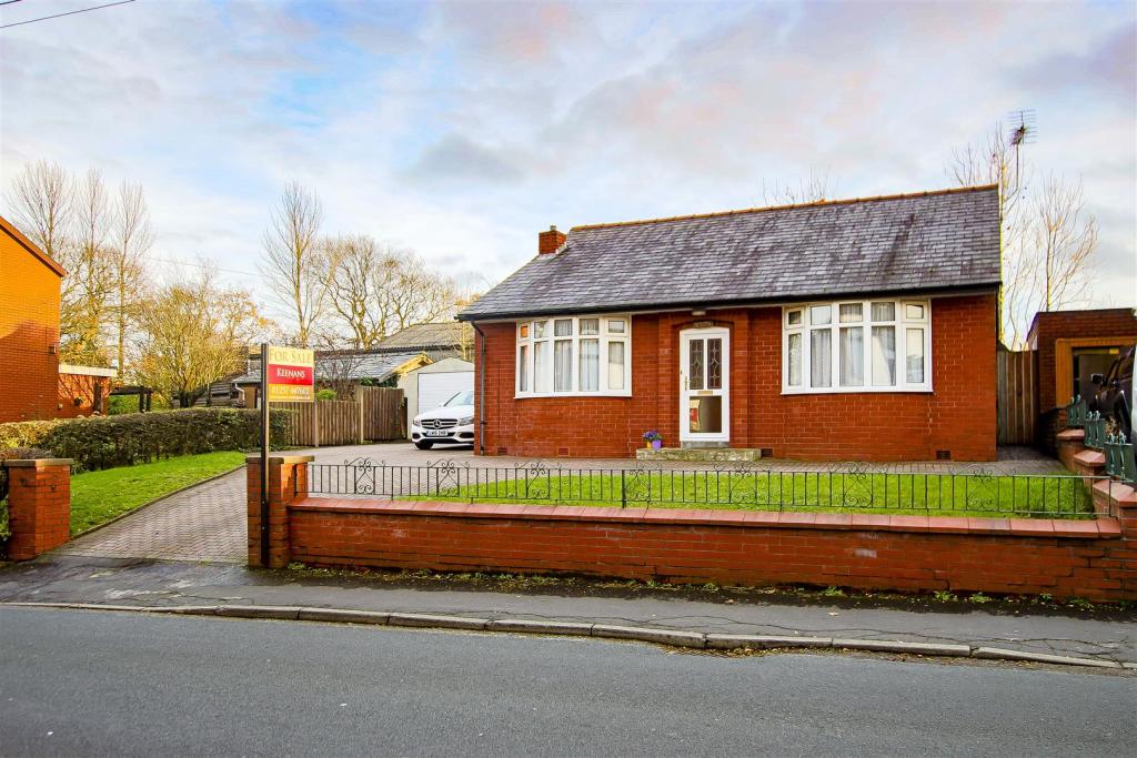 3 bedroom detached bungalow for sale in Blackburn Road, Higher Wheelton