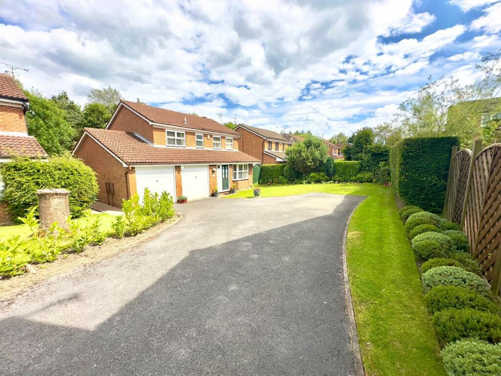 4 bedroom detached house for sale in Birch Close, Grassmoor, Chesterfield, S42