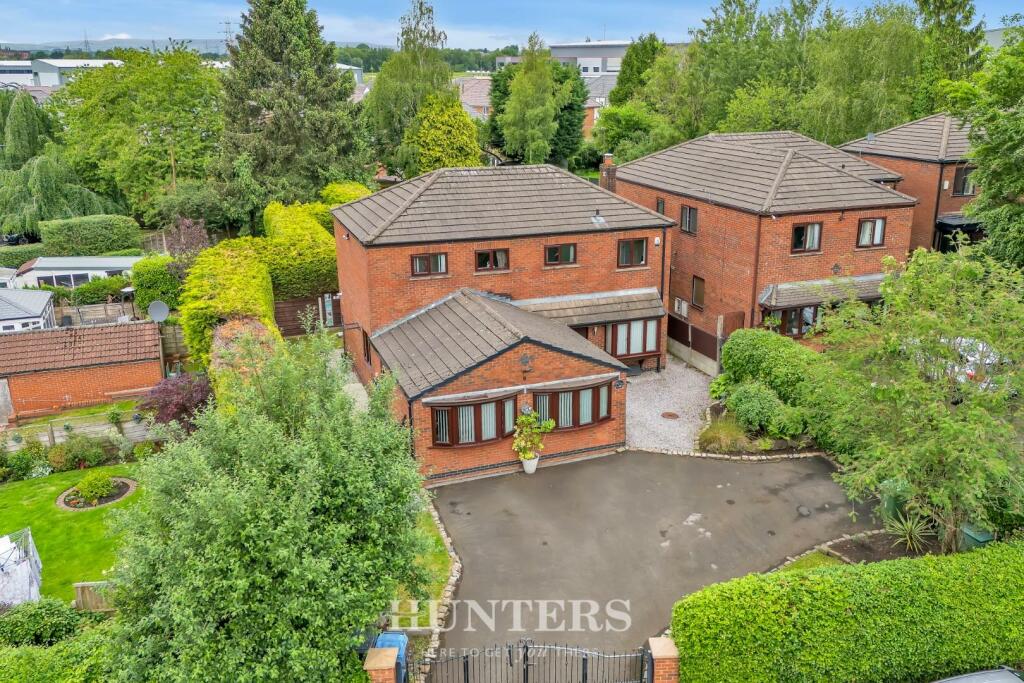 5 bedroom detached house for sale in Horseshoe Lane, Middleton M24