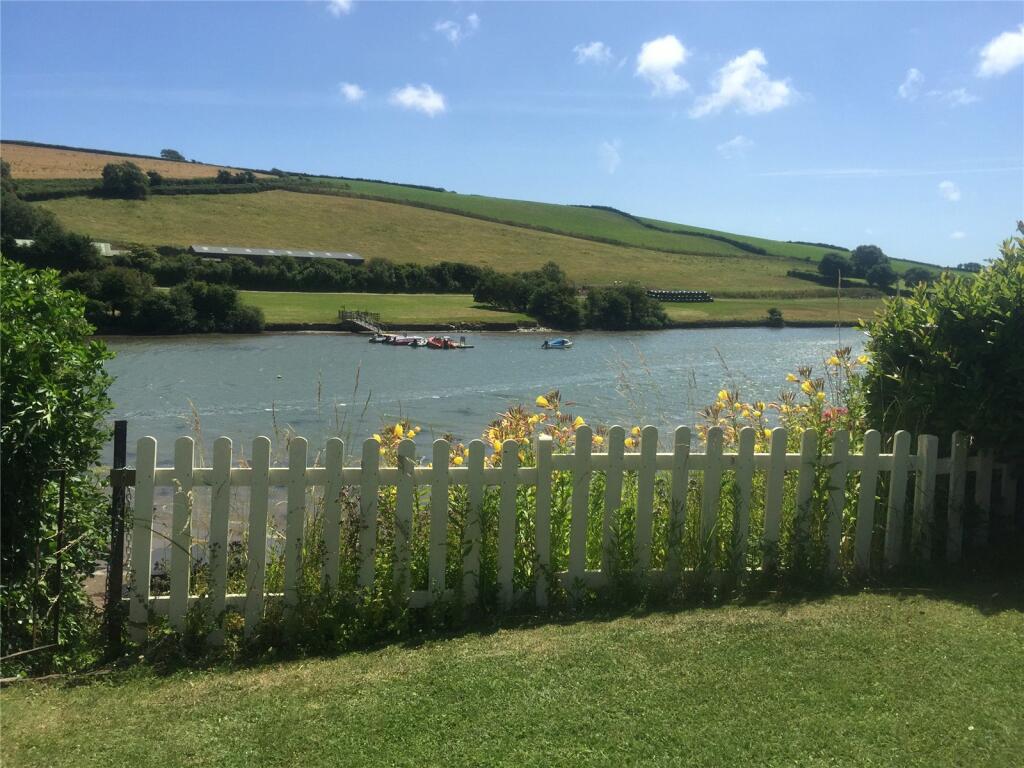 2 bedroom cottage for sale in Northampton Terrace, Frogmore