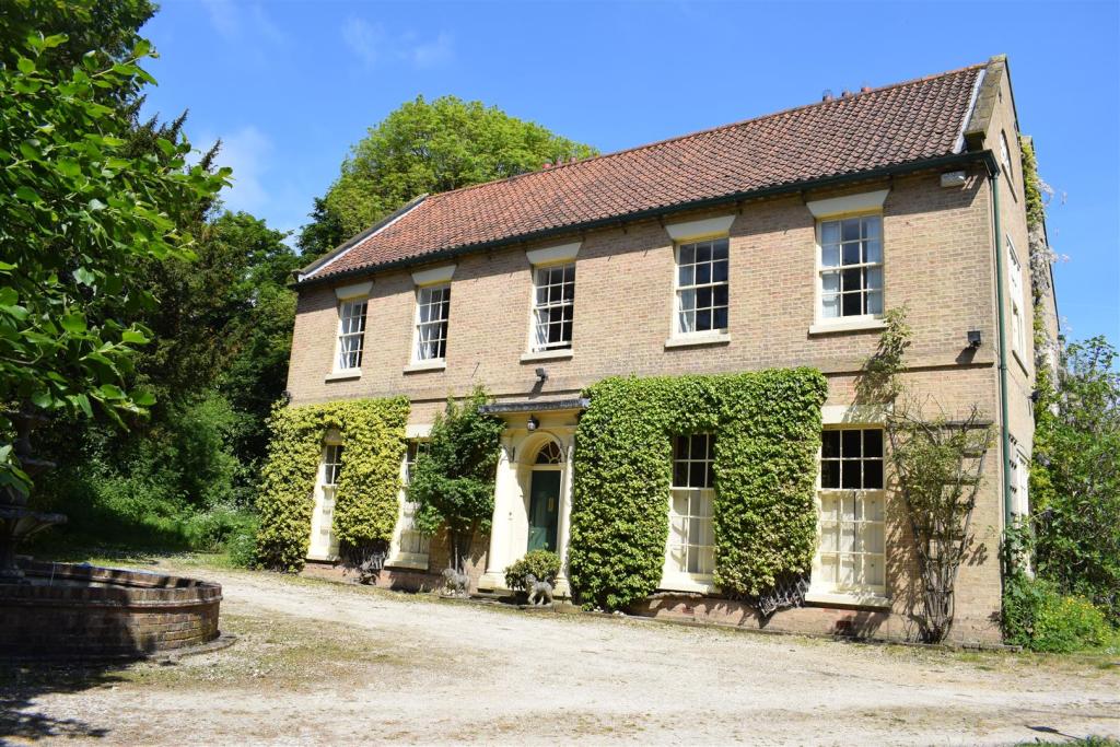 6 bedroom detached house for sale in Melton Ross, DN38