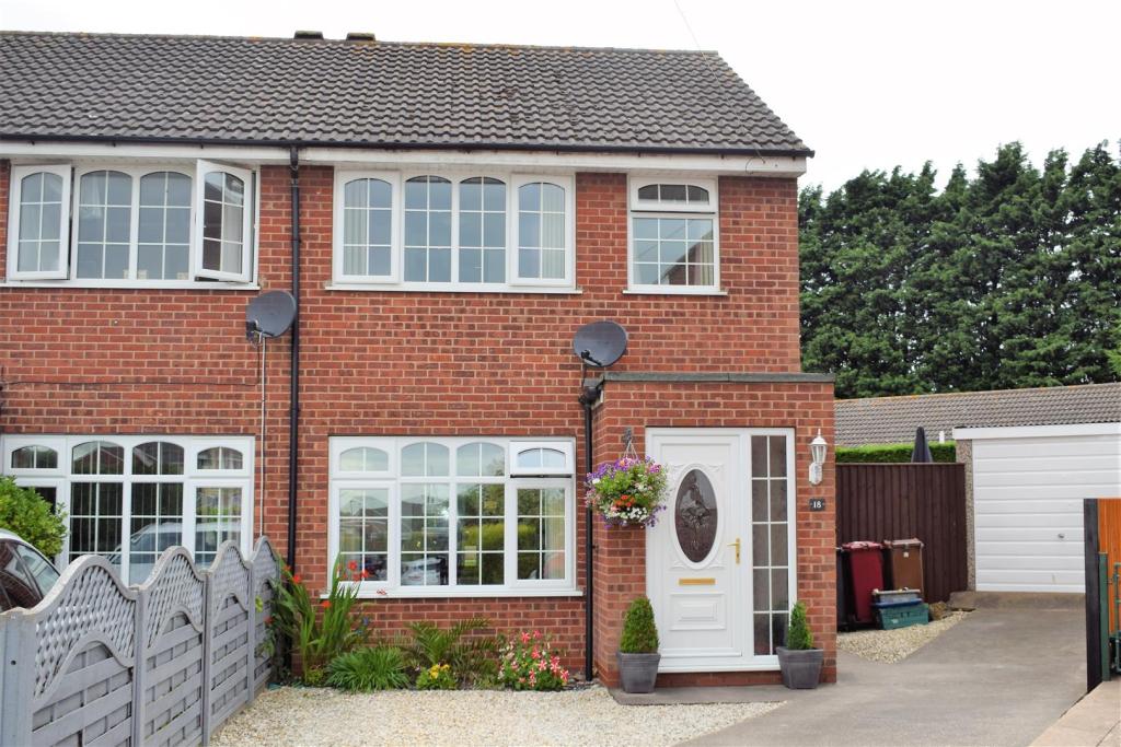 3 bedroom semidetached house for sale in Beechwood Crescent, Broughton