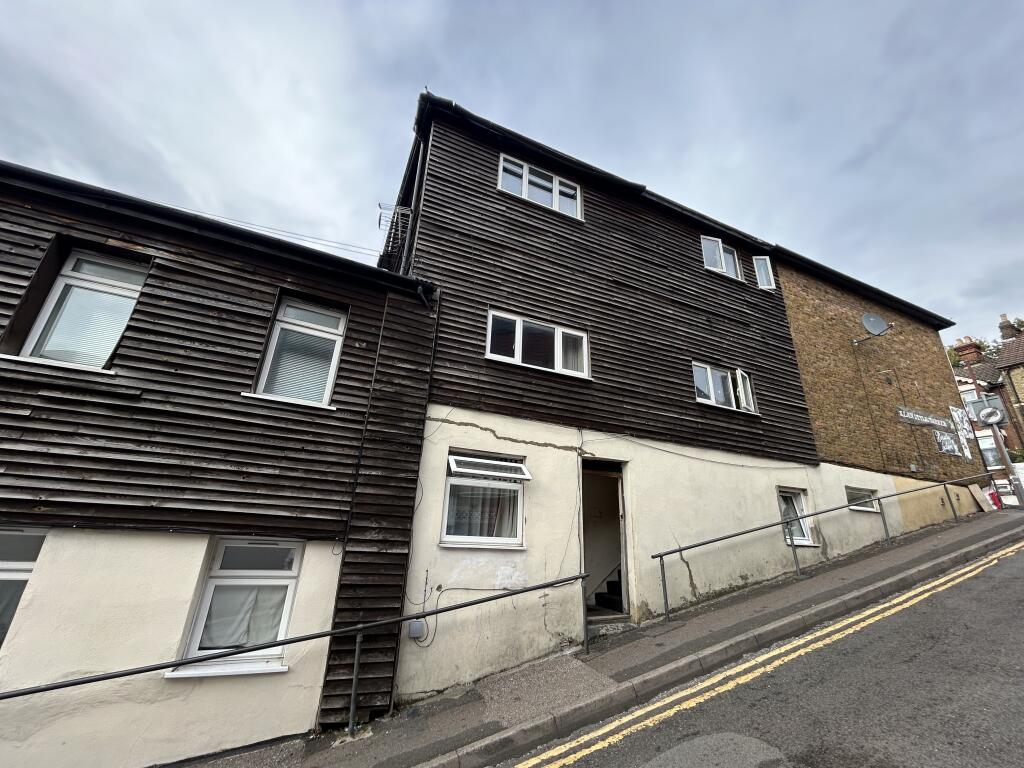 Main image of property: 42B Luton Road, Chatham, Kent ME4 5AA