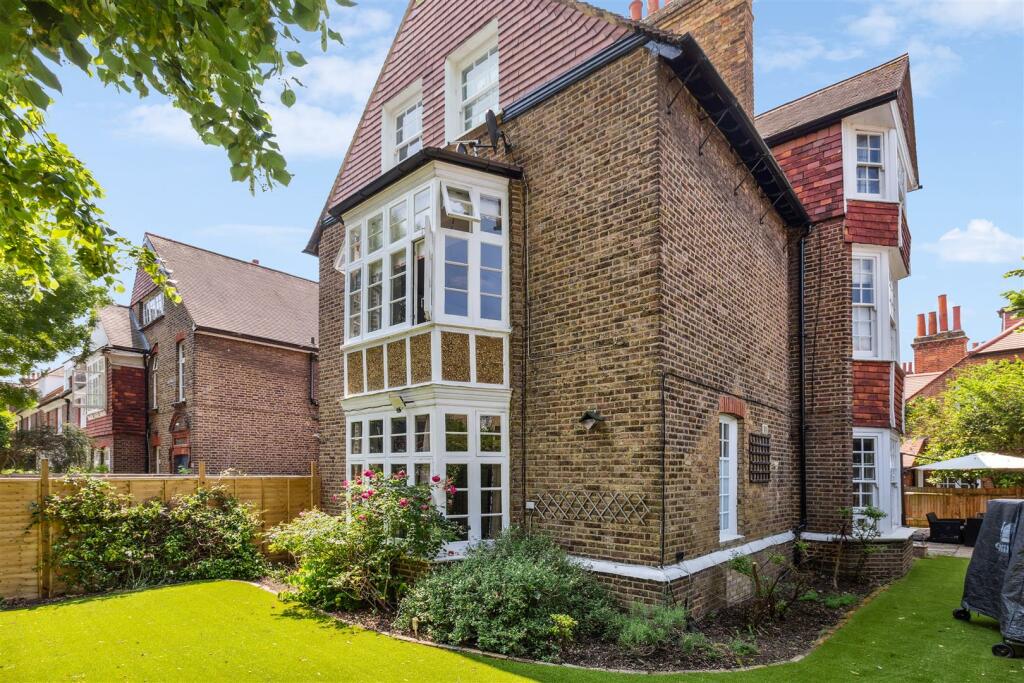 2 bedroom flat for sale in The Avenue, Bedford Park, W4