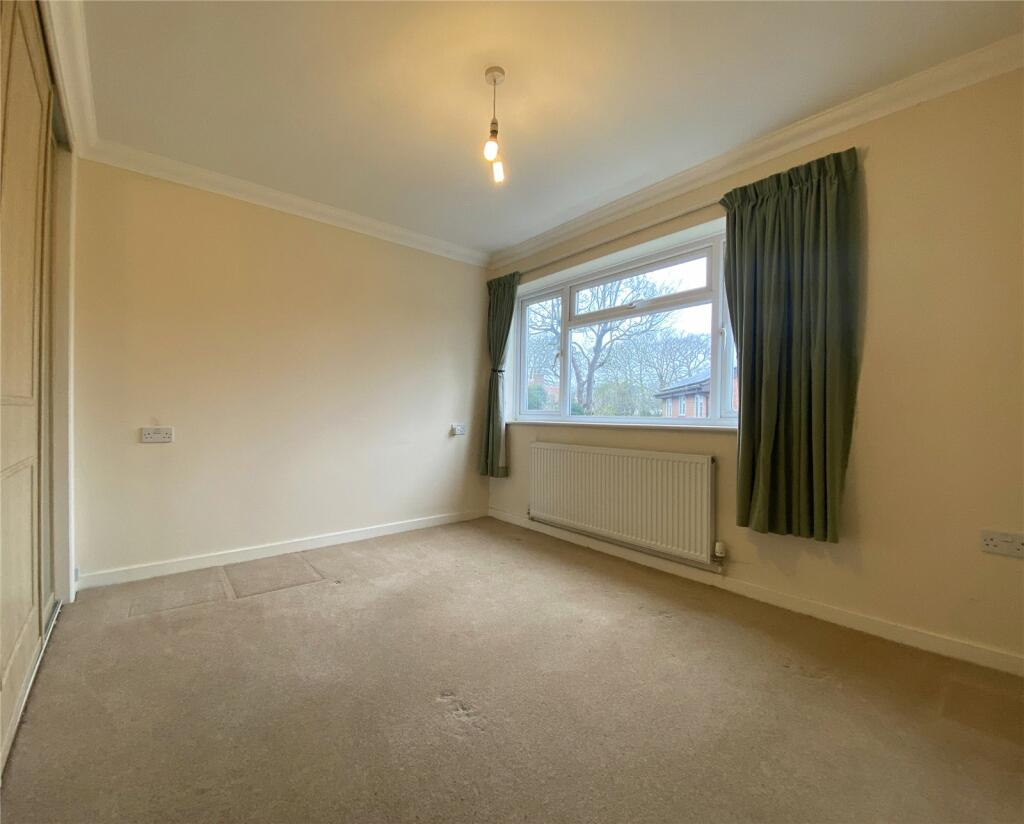 2 bedroom apartment for sale in Lower Pennington Lane, Pennington