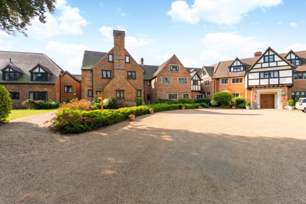 2 bedroom flat for rent in Neb Lane Oxted RH8