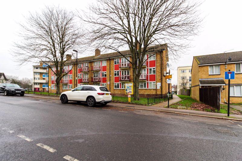 1 bedroom flat for sale in Winkfield Road, Wood Green, N22
