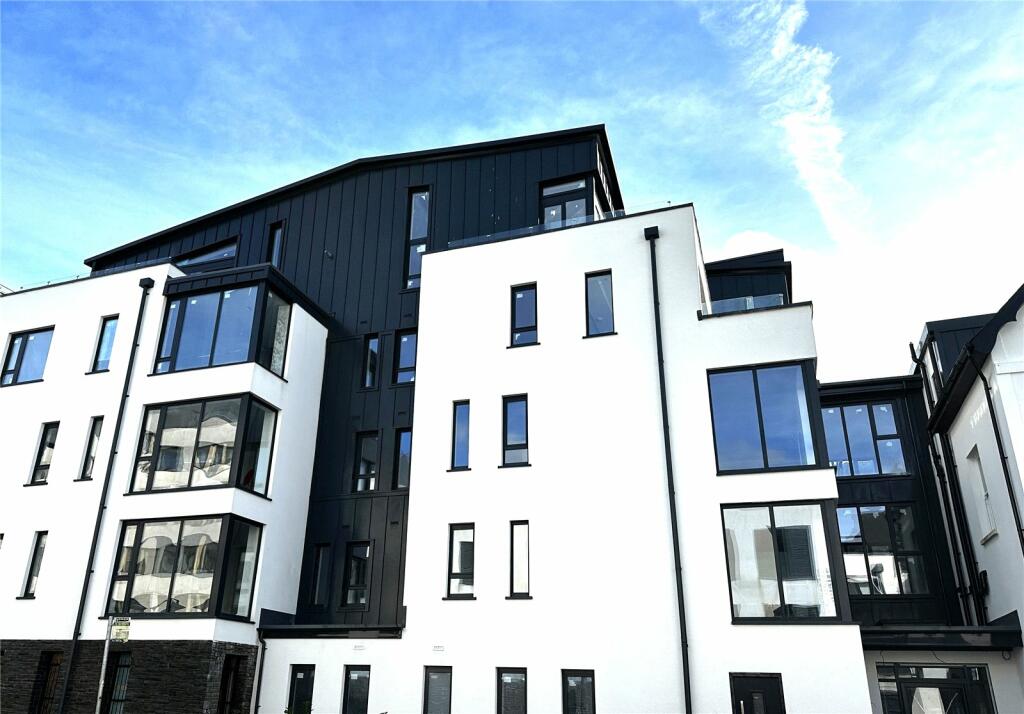 2 bedroom apartment for sale in Park Place, Cardiff, CF10