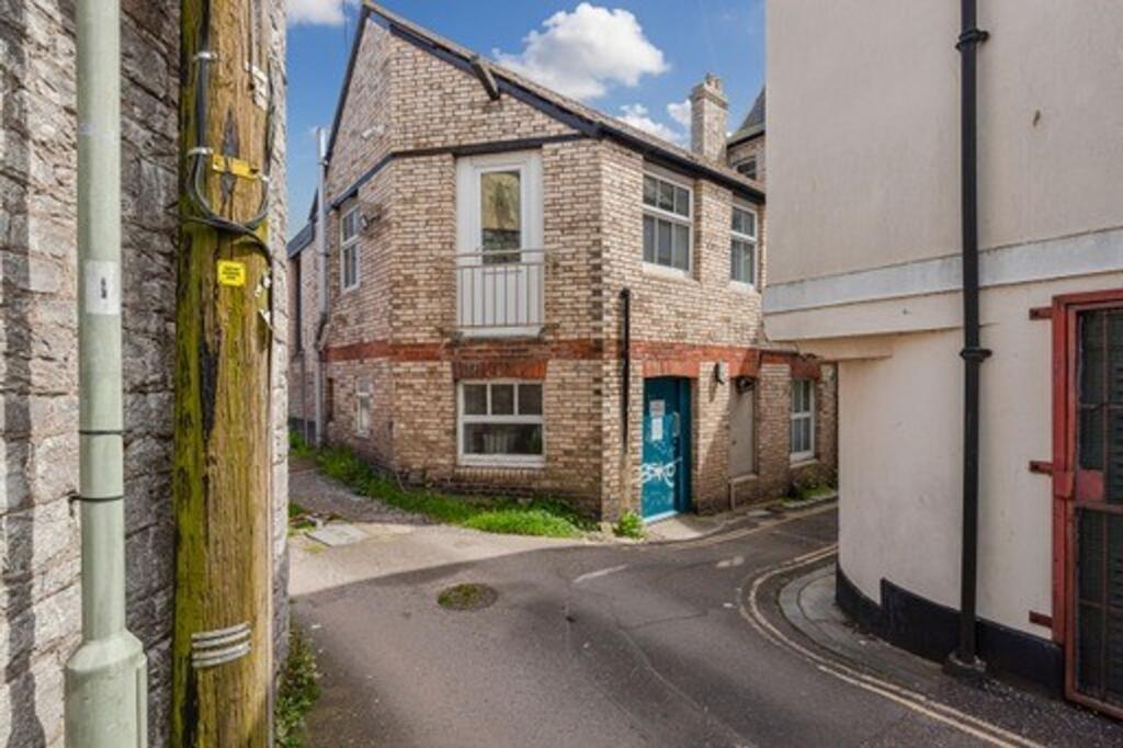 Main image of property: 18 Wellington Street, Teignmouth, TQ14