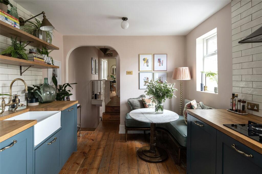 2 bedroom for sale in Chingford Road, Walthamstow, E17