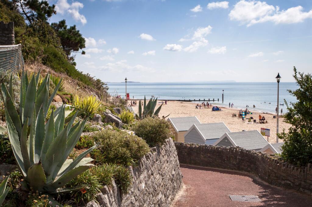 Main image of property: Flat 5 Hays On The Chine, 4-6 Studland Road, Alum Chine, Westbourne BH4 8JA