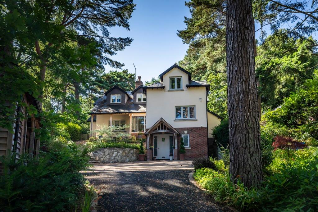 4 bedroom detached house for sale in Bingham Avenue, Poole, BH14