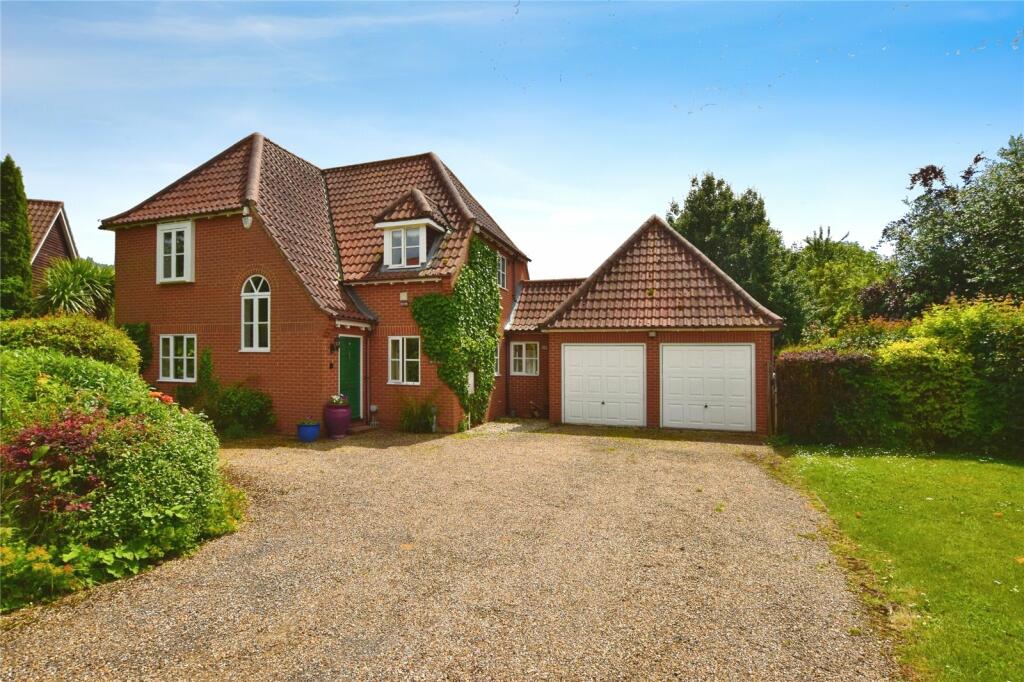 4 bedroom detached house for sale in Chamberlin Close, Bildeston