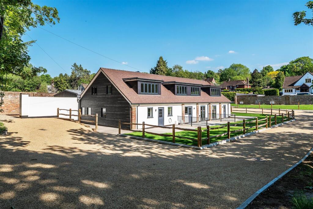 Main image of property: GIVONS GROVE, LEATHERHEAD, KT22
