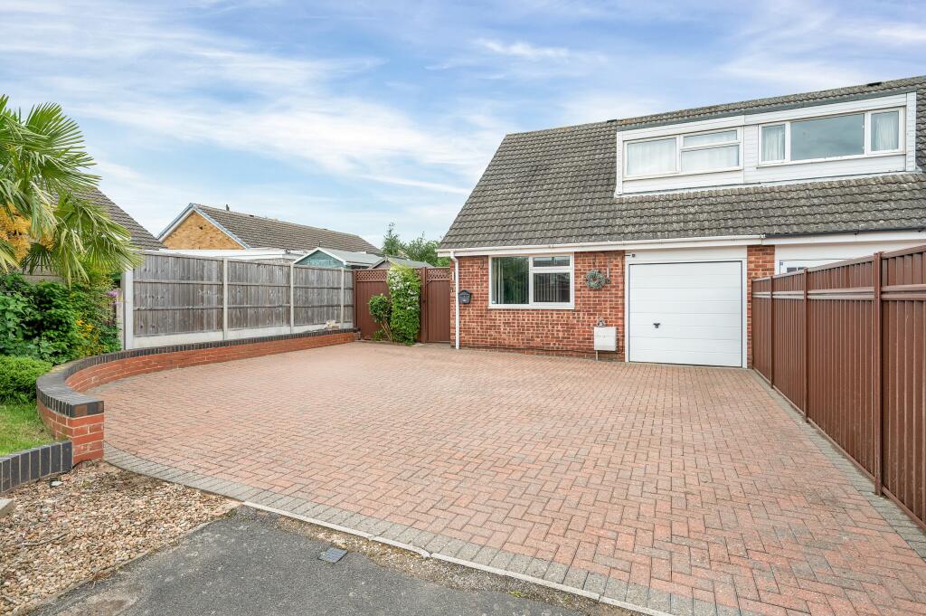 3 bedroom semidetached house for sale in Elgin Drive, Melton Mowbray