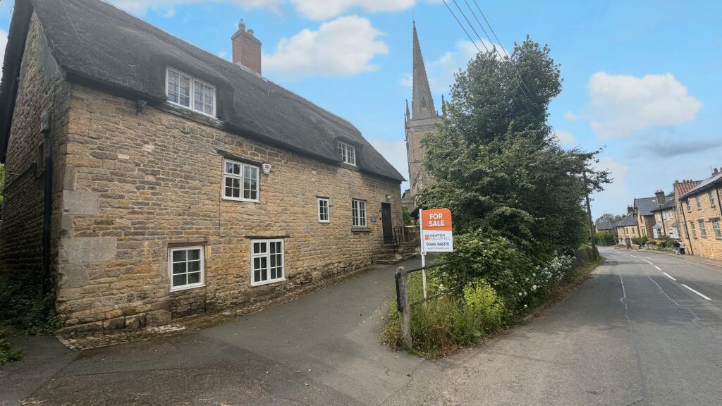 3 bedroom detached house for sale in The Gateway Cottage