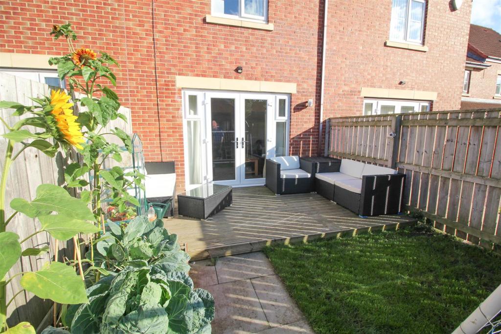 3 bedroom town house for sale in Roxburgh Close, Seaton Delaval