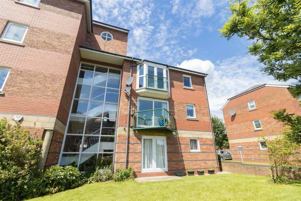 2 bedroom flat for sale in Oxford Street, Tynemouth, North Shields, NE30