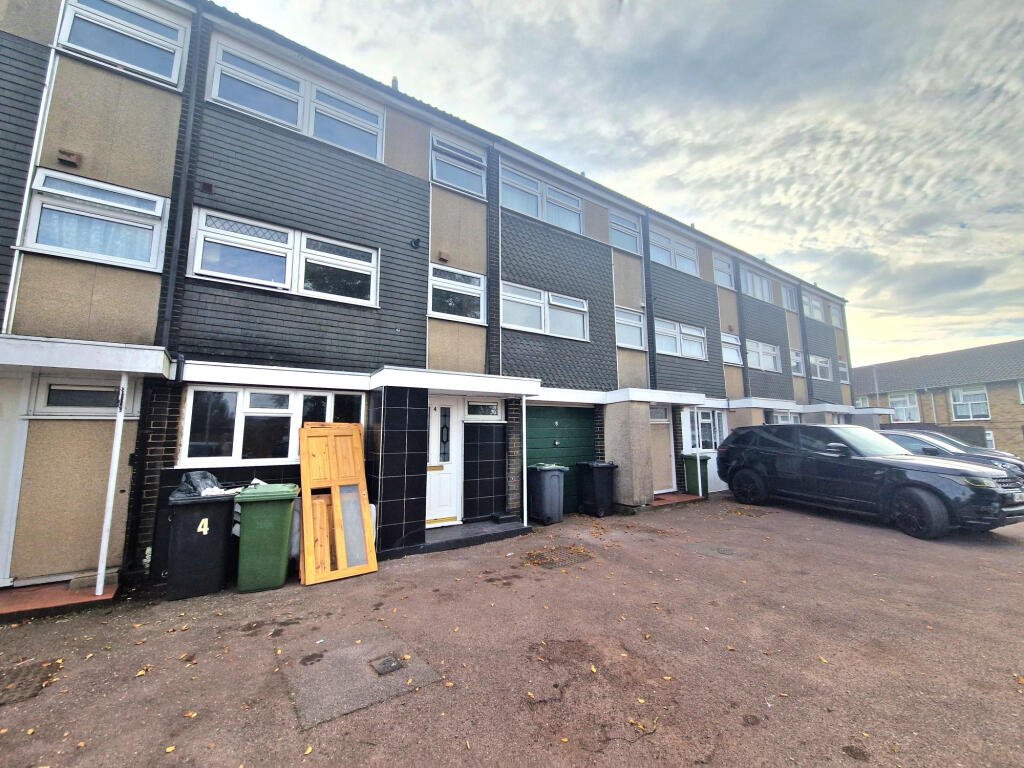 Main image of property: Axe Close, Luton, LU3 3LT