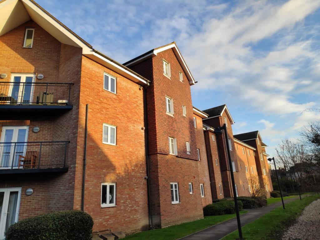 2 bedroom flat for rent in Lumley Road, Horley, RH6