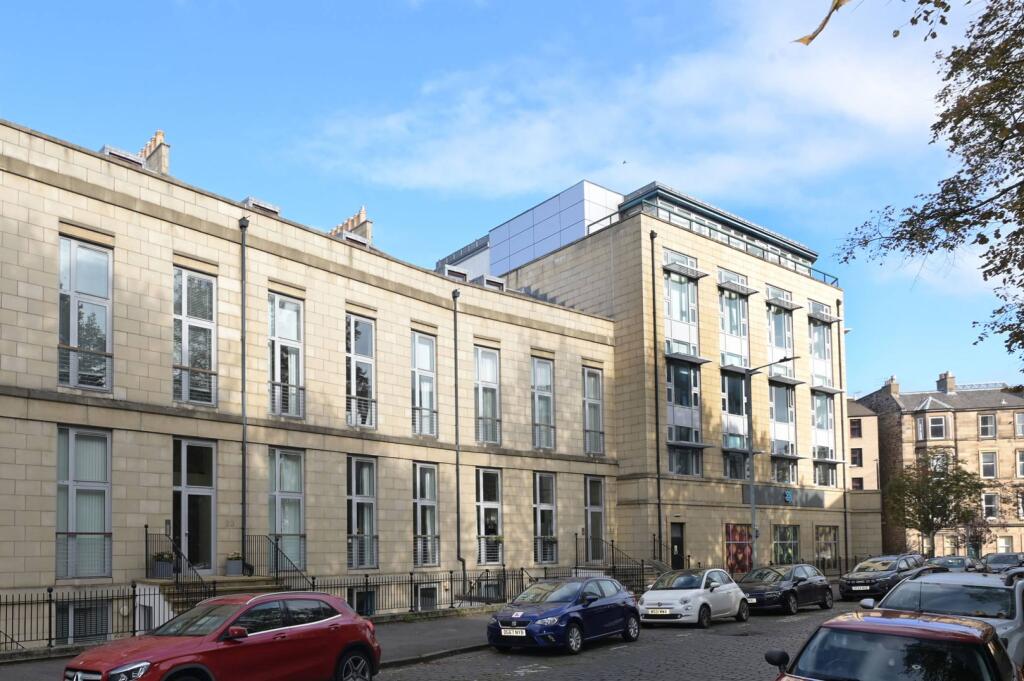 Main image of property: 22 Hopetoun Crescent, Bellevue, Edinburgh, EH7 4AY