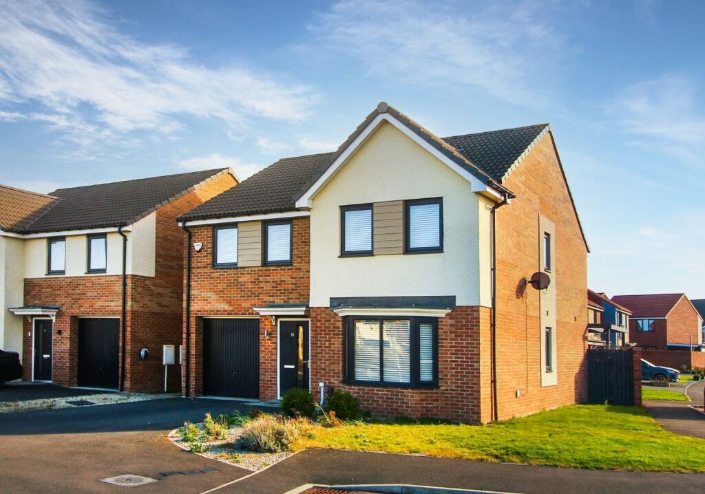 4 bedroom detached house for sale in Dunstan Close, Holystone