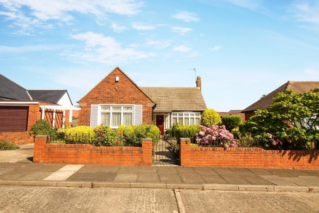 2 bedroom bungalow for sale in Monkstone Avenue, North Shields, NE30