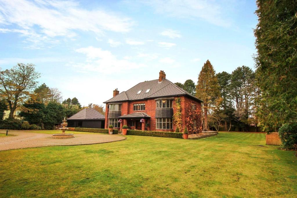 5 bedroom detached house for sale in South Drive, Woolsington