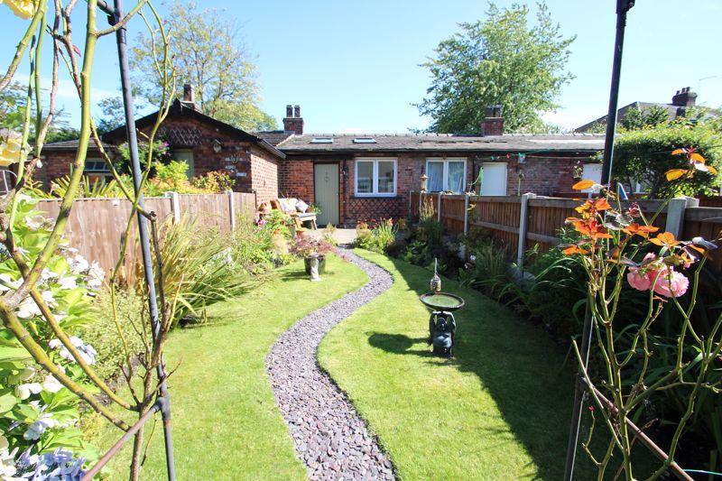 2 bedroom cottage for sale in Redhouse Lane, Bredbury, SK6