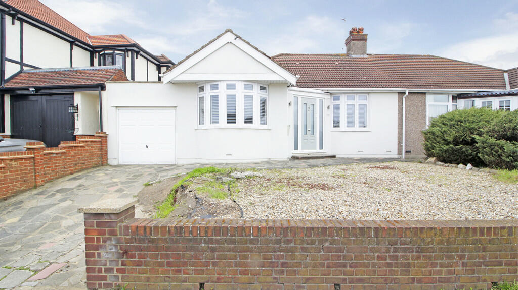 3 bedroom semidetached bungalow for sale in Long Lane, Bexleyheath, DA7