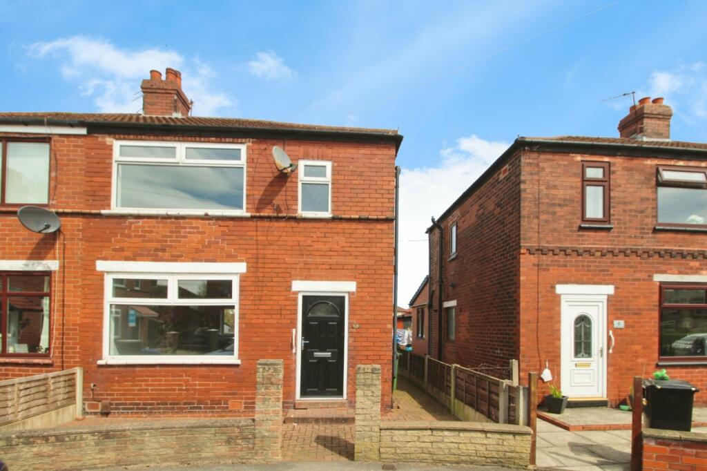 3 bedroom semi-detached house for rent in Dalkeith Avenue, Stockport, Greater Manchester, SK5
