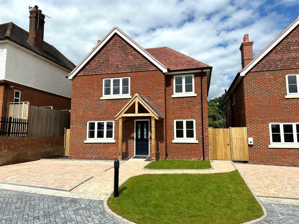 3 bedroom detached house for sale in Upper Hale Road, Farnham, GU9