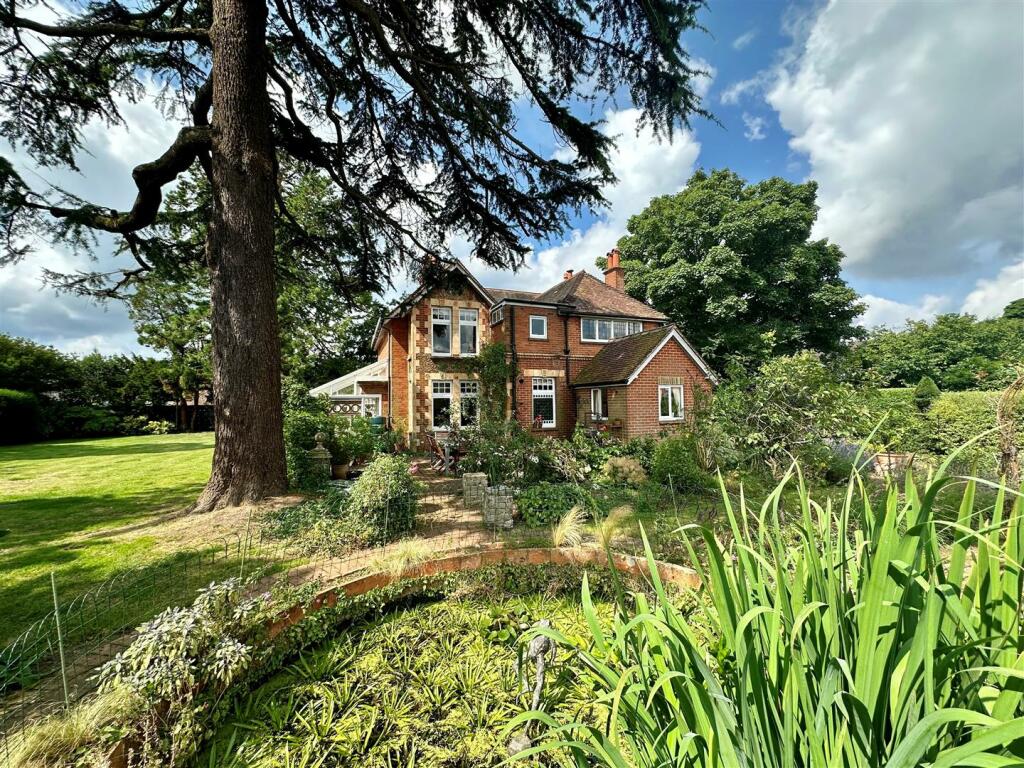 4 bedroom detached house for sale in Pottery Lane, Wrecclesham, Farnham