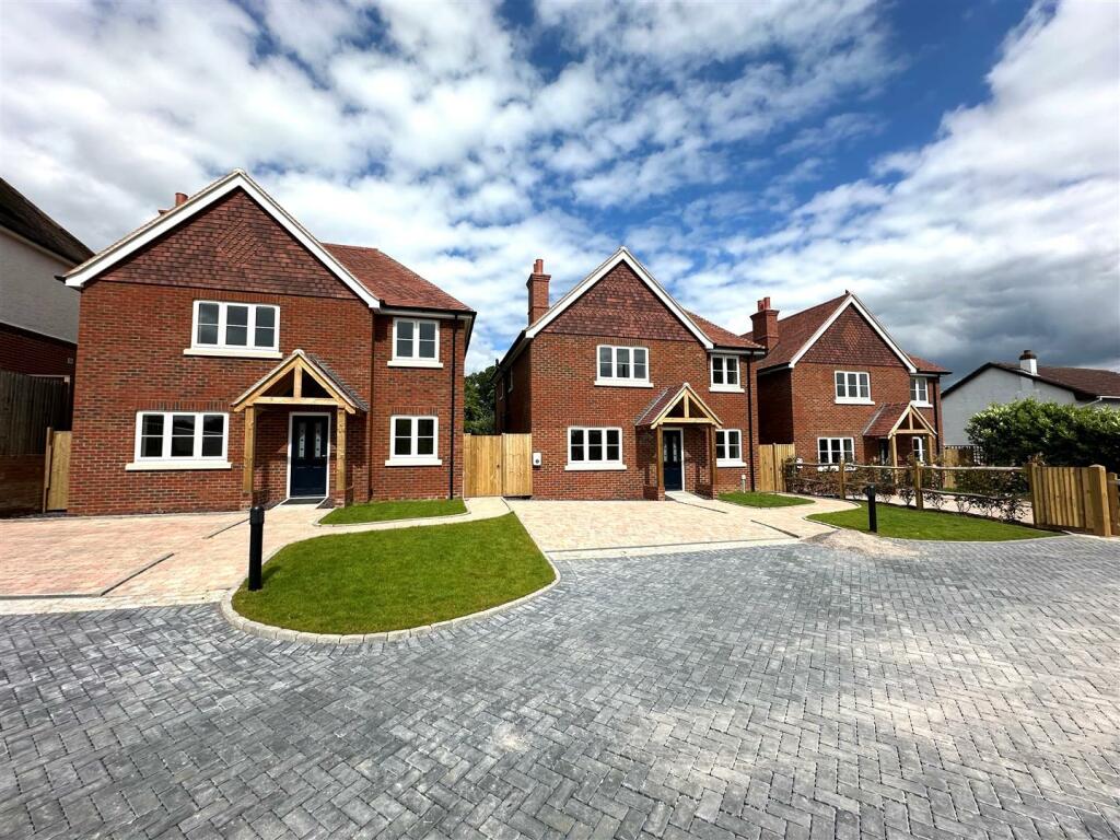 3 bedroom detached house for sale in Upper Hale Road, Farnham, GU9