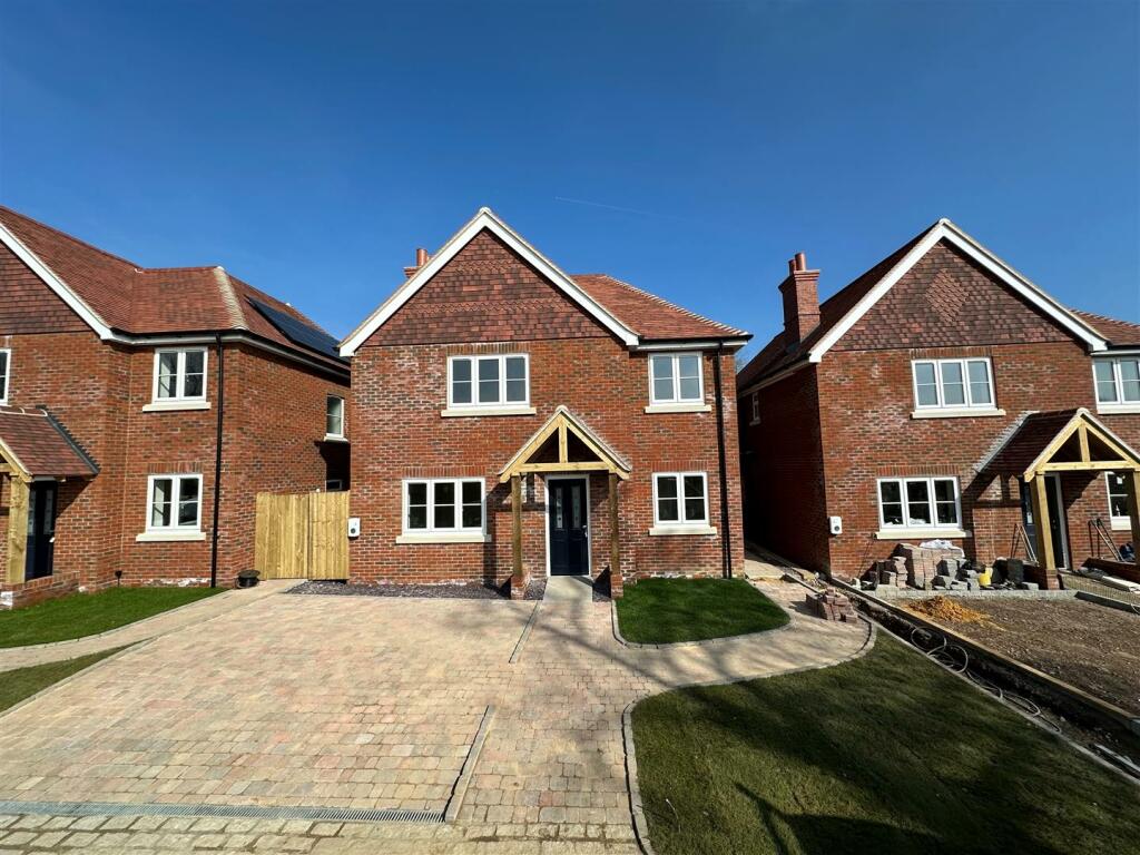 3 bedroom detached house for sale in Upper Hale Road, Farnham, GU9