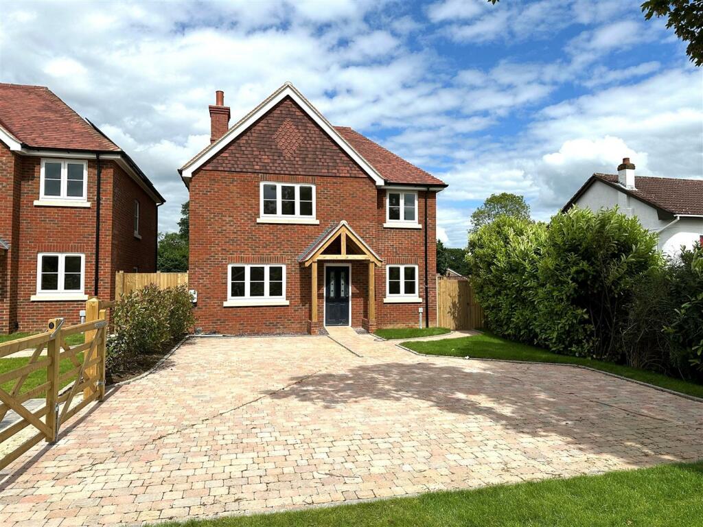 3 bedroom detached house for sale in Upper Hale Road, Farnham, GU9