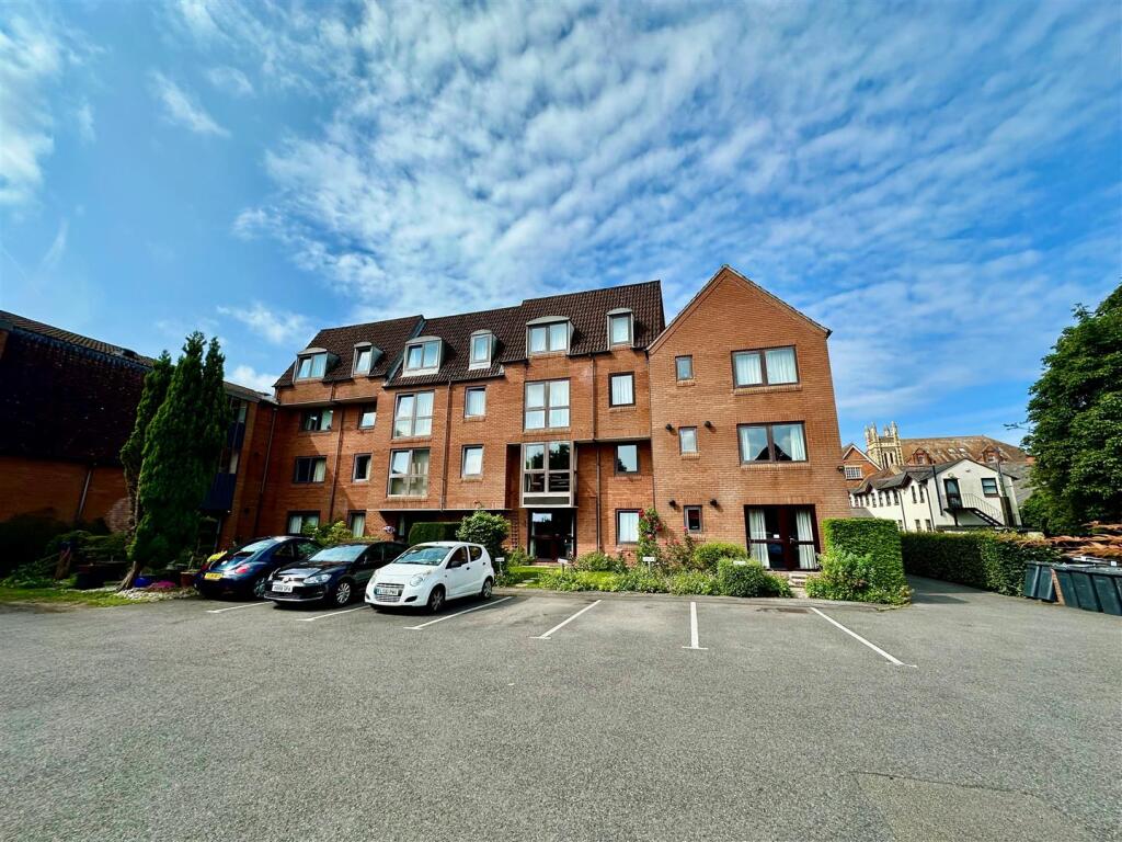 Main image of property: South Street, Farnham