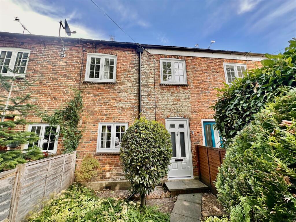 Main image of property: The Hart, Farnham