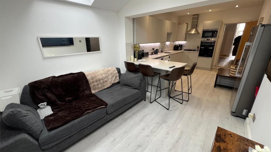 Main image of property: £175 INC. BILLS, Mauldeth Road, Fallowfield