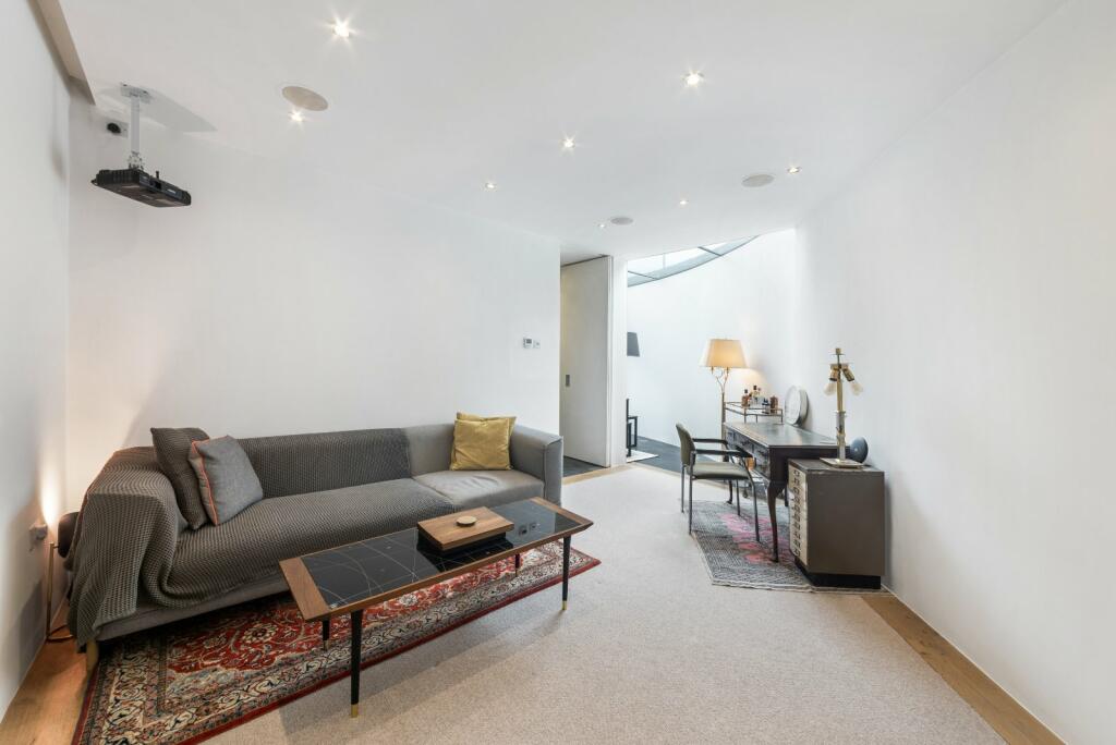 3 bedroom end of terrace house for rent in Cadogan Terrace, London, E9
