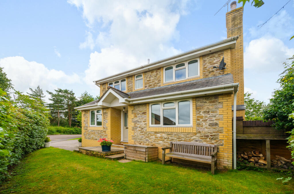 4 bedroom detached house for sale in Burleigh Way, Wickwar, Wotton