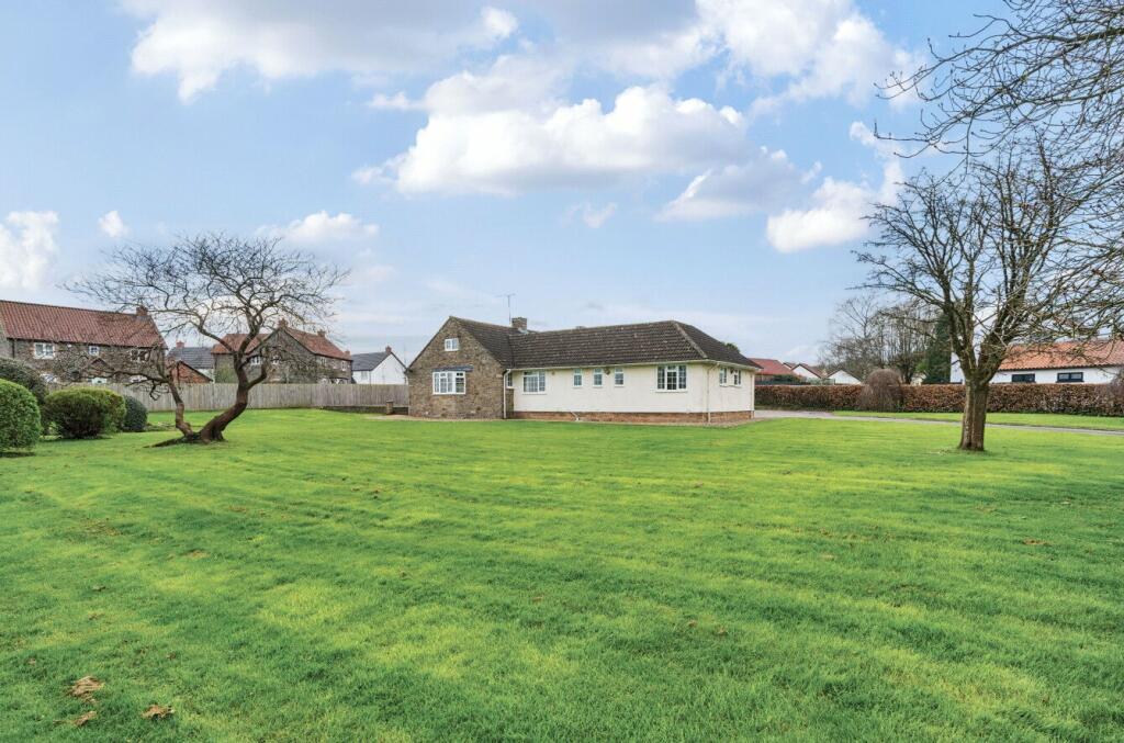 3 bedroom bungalow for sale in Duck Street, Tytherington, Wottonunder