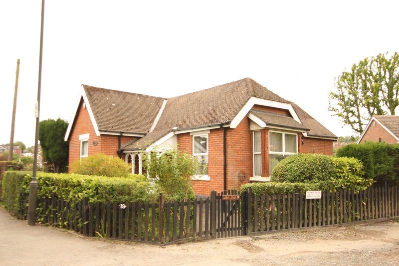 2 bedroom detached bungalow for sale in Newhall Road, Swadlincote