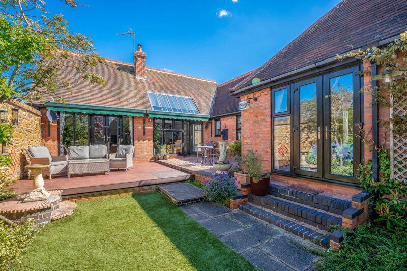 4 bedroom detached bungalow for sale in Farnborough Road, Radway , CV35